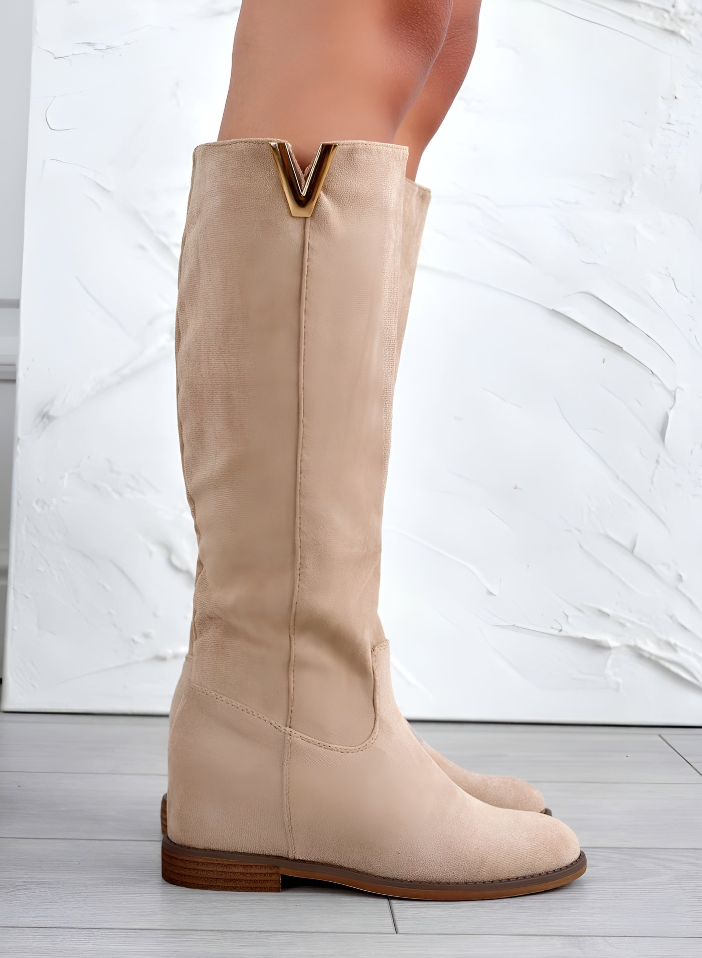 Élisa™ | Bottes Alexoo en daim beige avec découpe en V et semelle compensée intérieure