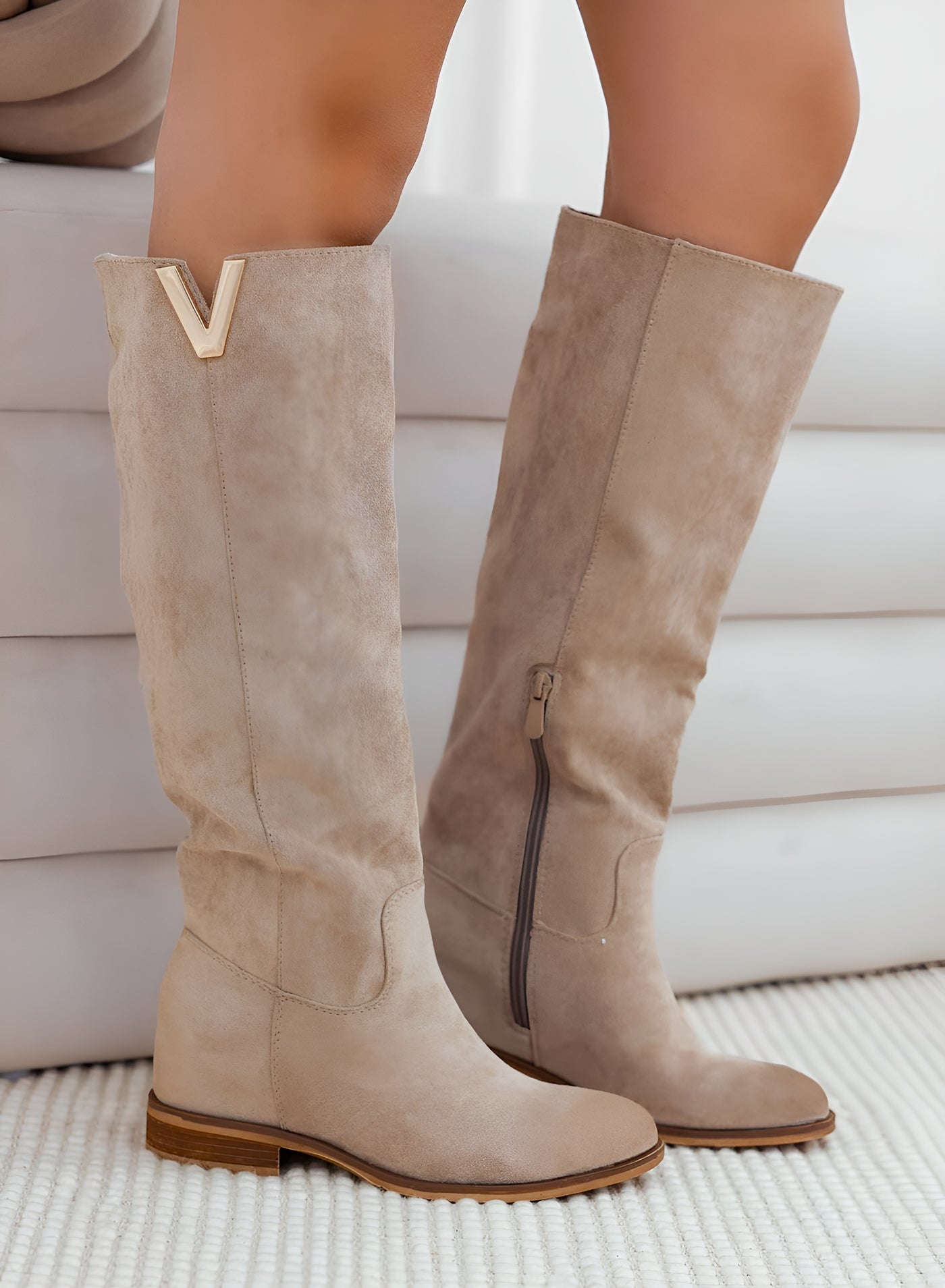 Élisa™ | Bottes Alexoo en daim beige avec découpe en V et semelle compensée intérieure