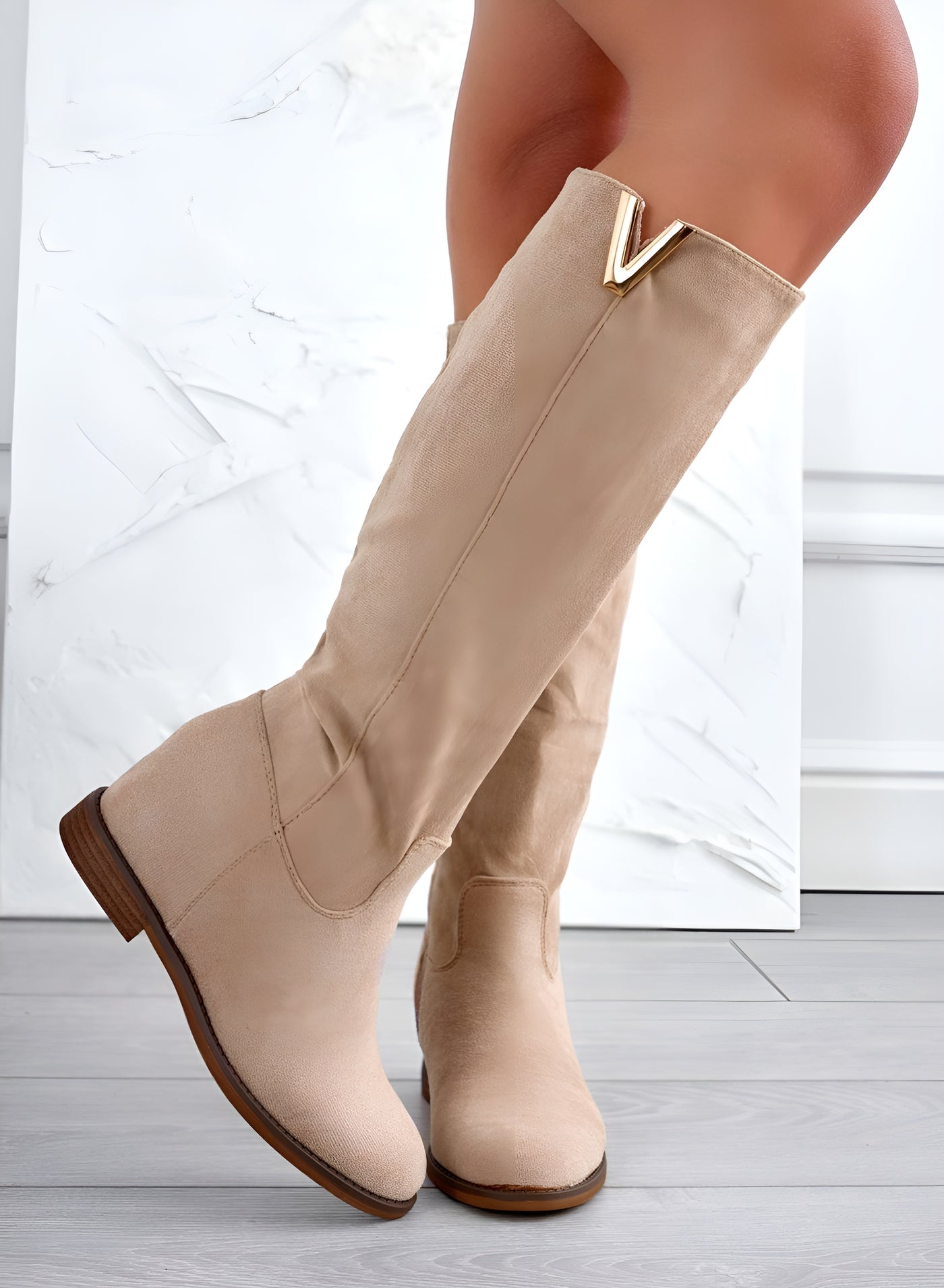 Élisa™ | Bottes Alexoo en daim beige avec découpe en V et semelle compensée intérieure
