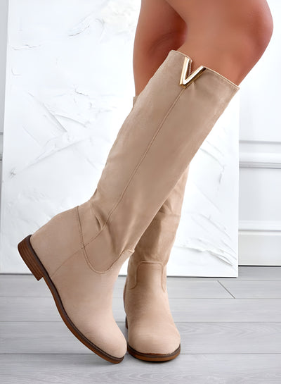 Élisa™ | Bottes Alexoo en daim beige avec découpe en V et semelle compensée intérieure