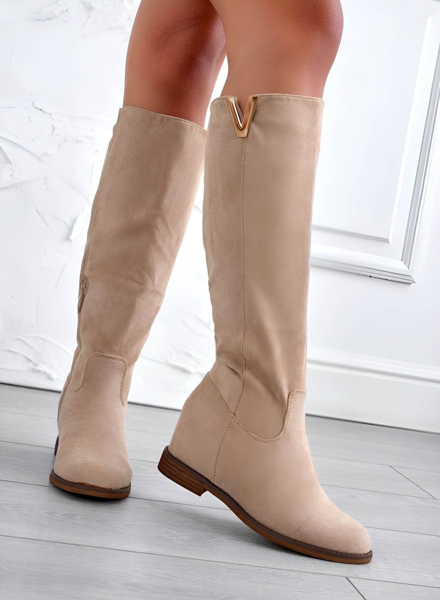 Élisa™ | Bottes Alexoo en daim beige avec découpe en V et semelle compensée intérieure